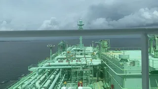 Berthing Maneuver Ship to Ship with tugs LNG Ship Brazil Terminal. Schiff manöver. Shiphandling