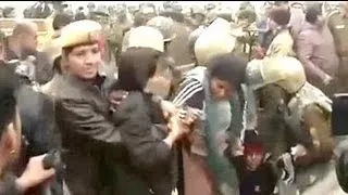 Delhi gang-rape protesters being removed forcibly at India gate