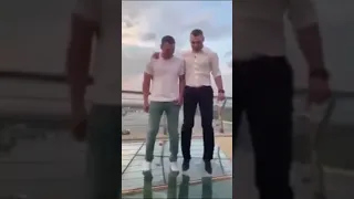 Братья Кличко прыгают на стеклянном мосту