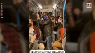 Sorpresa! Sul bus c'è Samuele Bersani: tutti i passeggeri cantano le sue hit