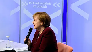 Merkel über Verschwörungstheoretiker: „Argumentieren hilft da nicht“