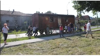 Мукачівці виштовхали будівельний вагон з дитячого майданчика біля Палацу Ковнера