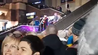 На Центральному залізничному вокзалі   концерт Олега Скрипки та його гурту "Воплі Відоплясова".