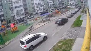 Автомобиль сбил малыша во  дворе в Алматы 😱😣