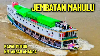 KAPAL MOTOR KM. AKBAR AMANDA DI BAWAH JEMBATAN MAHULU SAMARINDA