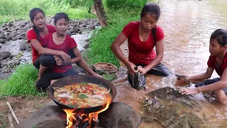 Survival in the forest: Catch frog in river food of survival - Frog soup spicy delicious for lunch
