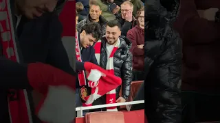 ODEGAARD GIVES SHIRT TO SUPPORTER AFTER CHELSEA VICTORY!