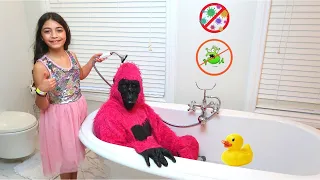 Хайди помогает огромной обезьяну правильно принять ванну