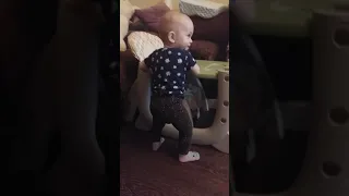 Малышка танцует по песню Попа как у Ким🤩