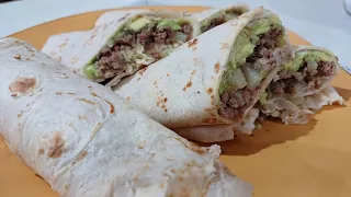 Cocinando burritos de carne molida.