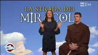 "La strada dei miracoli" con Safiria Leccese (Lucia Ocone) - Quelli che il calcio 13/12/2015