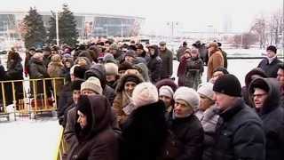 Жители Донецка и Луганска выстраиваются в очереди за гуманитарной помощью (новости)