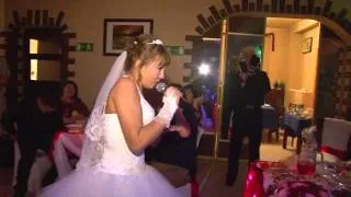 Невеста читает рэп в подарок жениху