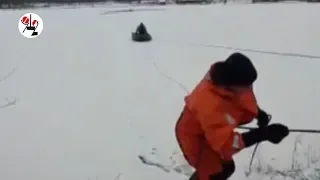 Спасение промокшего рыбака со льдины. Real video