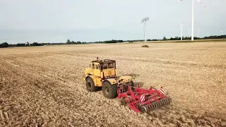 Kirovets K-700 mit dem Kverneland schön zu erkennen der Aufbruch vom Boden.