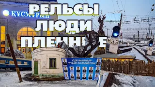 Строить ехали со всего СССР. Сюда ссылали, депортировали, люди, пленные, светофоры, рельсы времени