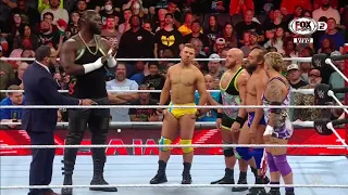 Omos destroza a cuatro luchadores locales - WWE Raw 24/10/2022 (En Español)