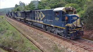 Carga Geral KER na Ferrovia do Aço com vagões carregados subindo forte rampa em Bom Jardim de Minas