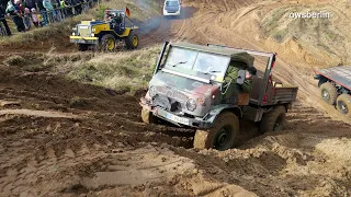 Mercedes-Benz Unimog S 404 klettert extreme Steigung in Kiesgrube.