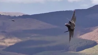 Incredible footage shows USAF F-22   in the Mach - loop