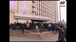 4:3 Crowd with Russian flags storms regional government building