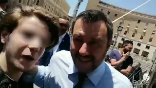 In Puglia Salvini sorpreso da un nuovo selfie-beffa: "Non siamo più terroni di m...?"