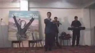 محمود کاروان در حال اجرای آهنگ میهنی در محفل «راوا»