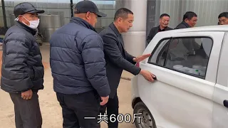 几位农民老大哥，用老年代步车，装了满满一车，“喝这酒放心”