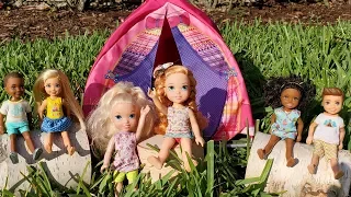 CAMP ! Elsa and Anna toddlers - camping - Barbie is counselor - outdoors activities