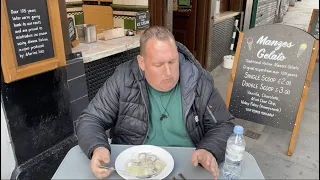 EATING PIE, MASH & LIQUOR WITH JELLIED EELS IN LONDON