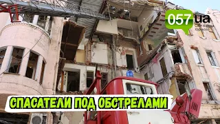 Спасатели под обстрелами разбирают завалы в Харькове