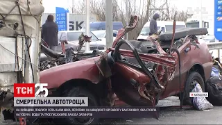 ДТП під Києвом: легковик на швидкості врізався у вантажівку - четверо людей загинули | ТСН 14:00