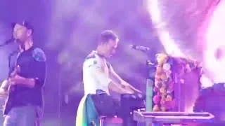 Coldplay - Hymn for the Weekend / Fix You (Live at Maracanã Stadium)