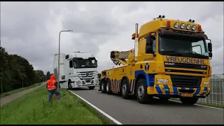 Vrachtwagen vast in de berm