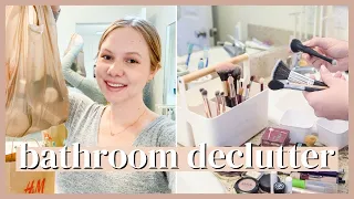 DECLUTTERING & ORGANIZING MY BATHROOM | bathroom declutter + under the sink declutter & organization