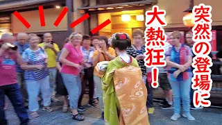 [2023/9/28] 突然現れた美しい舞妓さんに 外国人観光客が熱狂！夜の祇園 美しい所作 舞妓さんのご挨拶にうっとり