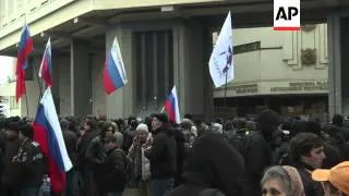 Pro-Russian protesters demand deputies support autonomy, officer comments on APCs