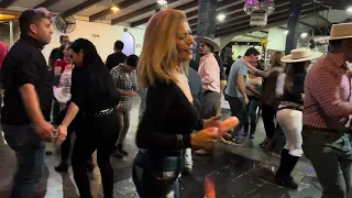 Linda y bellas mujeres bailan rancheras junto  al grupo  - EL DUELO