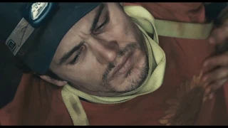 Арон вонзает нож в руку ... отрывок из фильма (127 Часов/127 Hours)2010