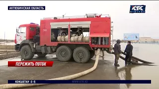 «Затопило за три минуты»: райцентр в Актюбинской области уходит под воду