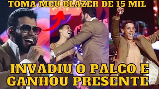 Gusttavo Lima tem palco INVADIDO e dá PRESENTE para fã que CHORA de EMOÇÃO “Pra Ñ esquecer de mim”