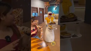 Robot Waiter #desiindia #desiindianfood #Sgrfood #robot #robotwaiter