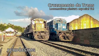 Cruzamento de trens vazio e VP com locomotivas com pintura especial em Perdões/MG