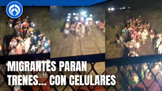 Así es como migrantes detienen marcha de los trenes de carga en México
