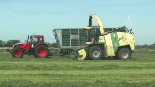 Krone BiG X 650 + Zetor Crystal 170 HD tractor working side by side on grasland in Germany