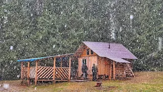 We took shelter in a log cabin from the heavy snowfall. Winter has come again! It's incredible.