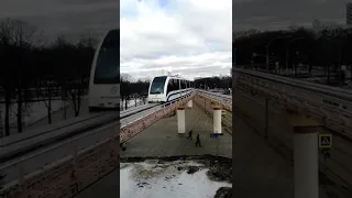 Монорельс в Москве. Прибытие поезда на станцию. Monorail in Moscow.