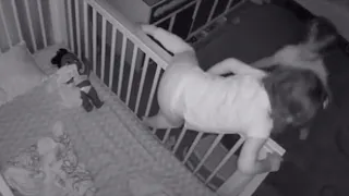 Die Kamera hat aufgezeichnet, was dieses Mädchen und ihr Bruder nachts anstellen