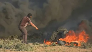 Brennende Reifen in Gaza an der Grenze zu Israel