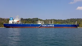 Kapal tanker ukuran raksasa MT. Gamkonora memasuki pulau nusakambangan